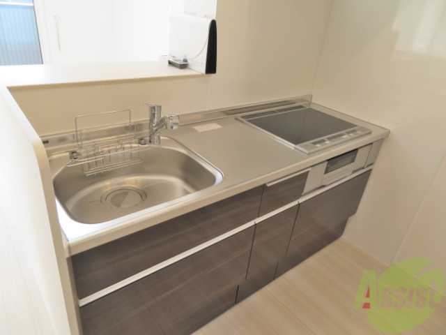 キッチン　キッチンは３口ＩＨのシステムキッチン。お掃除しやすそう。