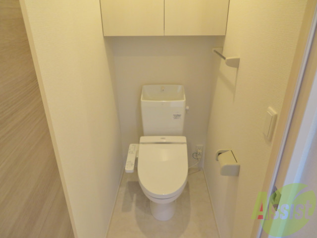 トイレ　シャワータイプのトイレ。棚もあって収納面でもいいですね。