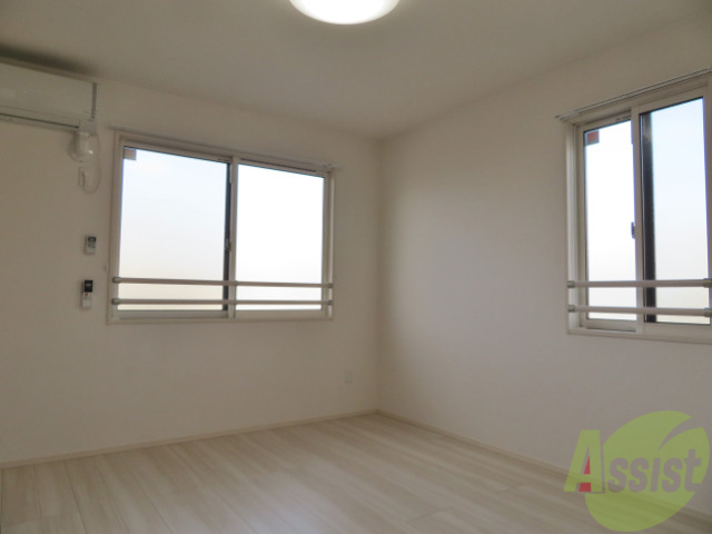 その他部屋・スペース　寝室には窓が２つ。太陽光で毎朝起きれそうですね。