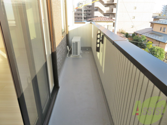 バルコニー　バルコニーは広いです。洗濯物は余裕で干せますね。