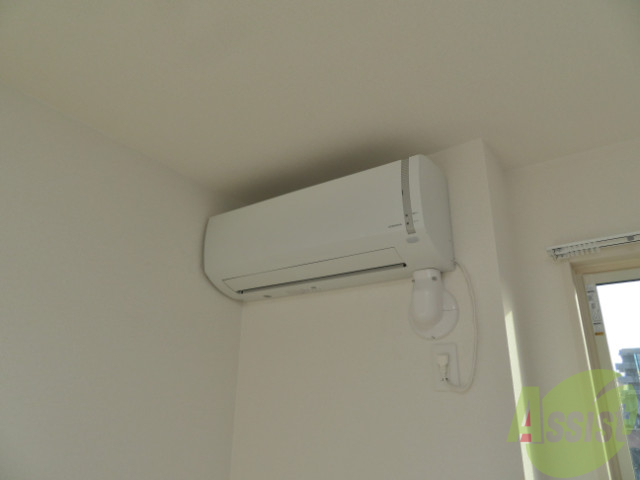 その他設備　ＬＤＫにあるエアコンです。春夏秋冬快適に過ごせますね。
