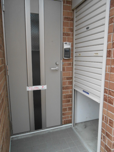その他　玄関横にシャッター付トランクルームを装備