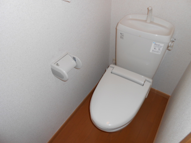 トイレ　暖房便座完備・小物収納棚あり