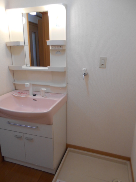 洗面設備　シャワー付洗面化粧台・屋内洗濯機置場完備