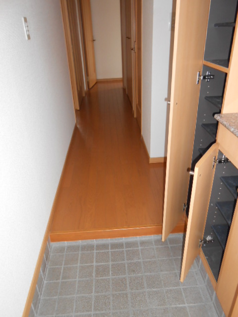 玄関　天井高シューズボックス完備・小物収納庫有り