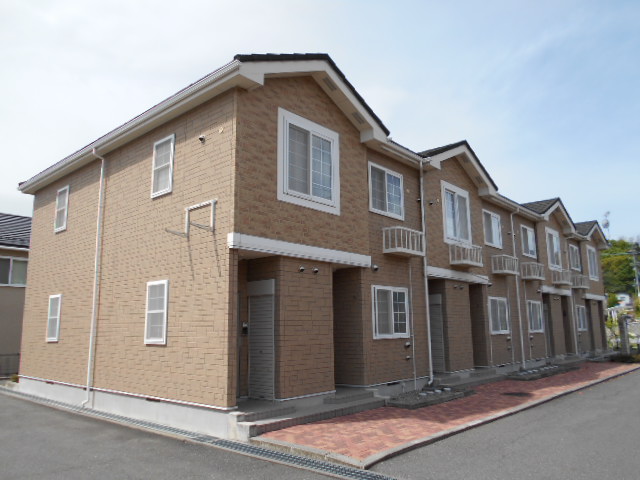 建物外観　建物玄関側（北面）を北東方向より撮影