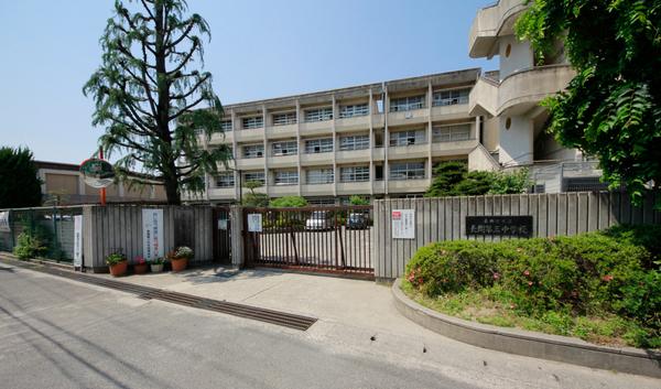 中学校　長岡京市立長岡第三中学校（中学校）まで988m