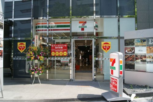 コンビニ　セブン-イレブン梅田曽根崎新地２丁目店（コンビニ）まで113m