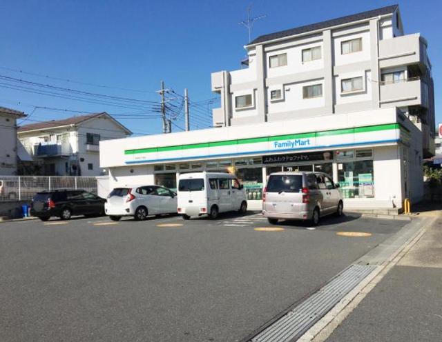 コンビニ　ファミリーマート荏田南三丁目店（コンビニ）まで579m