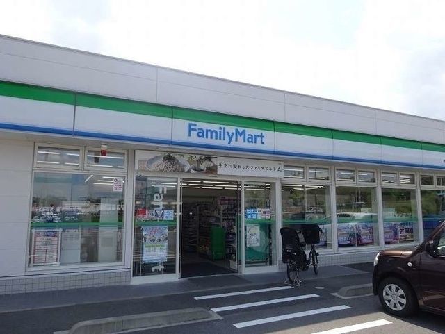 コンビニ　ファミリーマート（コンビニ）まで400m