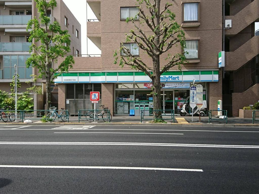 コンビニ　ファミリーマート杉並成田東五丁目店（コンビニ）まで1m