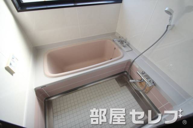 バス・シャワールーム　おいだき機能付き。