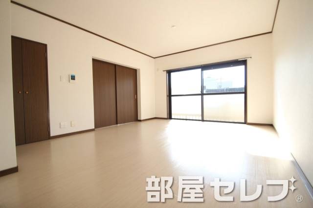 居室・リビング　日当たり良好なリビングルーム。