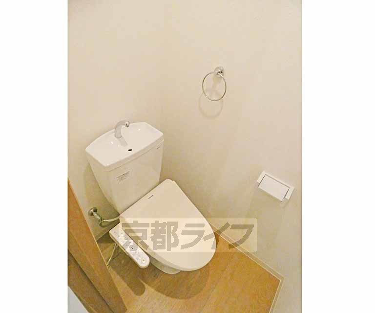 トイレ　ウォシュレット完備。