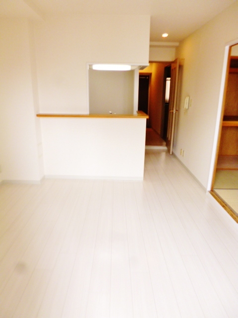 居室・リビング　ＬＤＫ￣２枚引き戸で隣接する和室へ