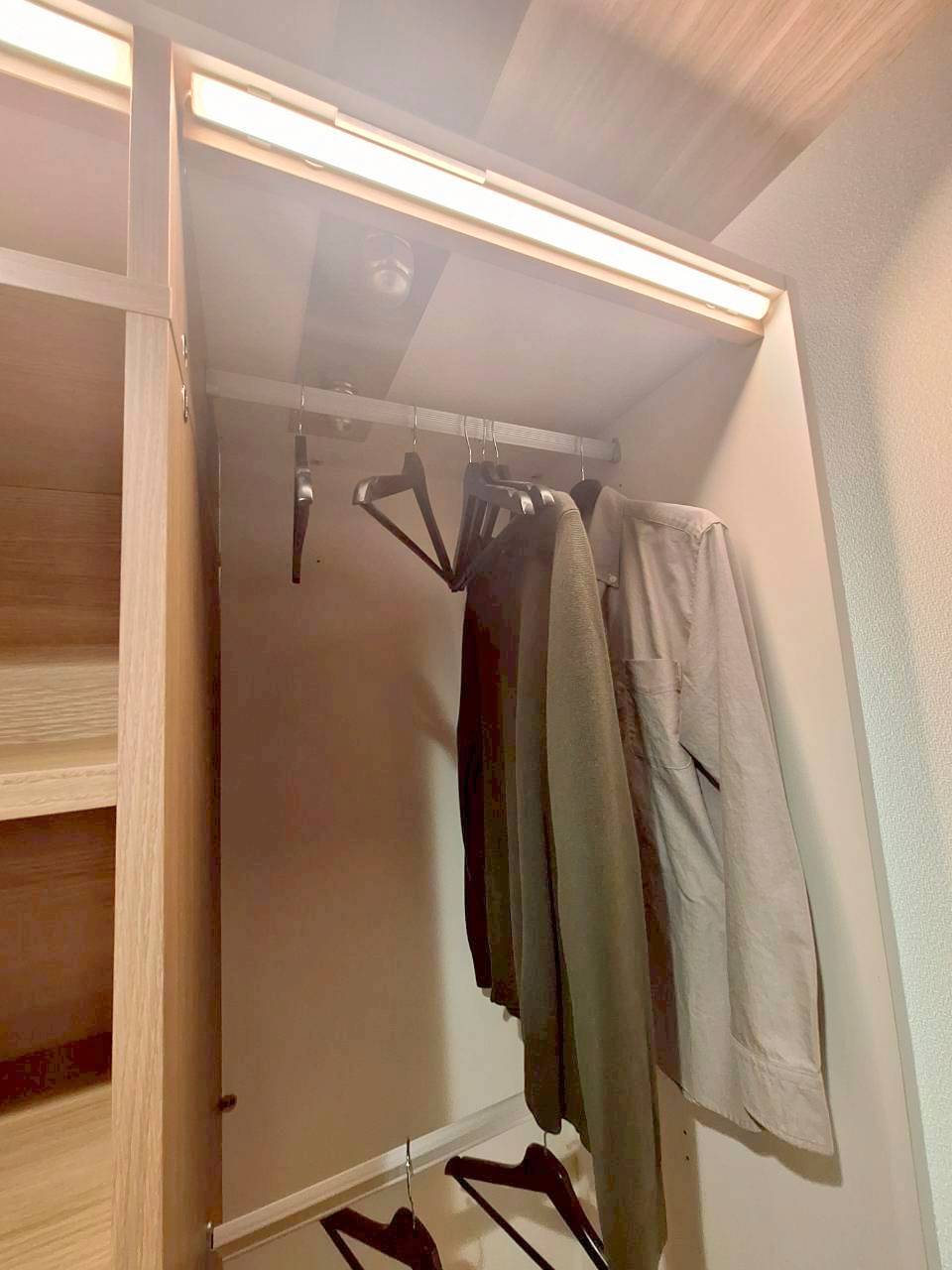 収納　★上下２つあるハンガーパイプで服を掛けることができます★