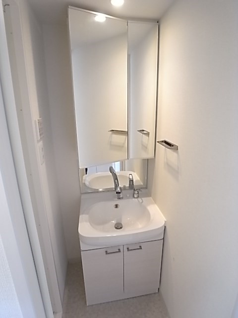 洗面設備　独立洗面台、朝の身支度には欠かせません