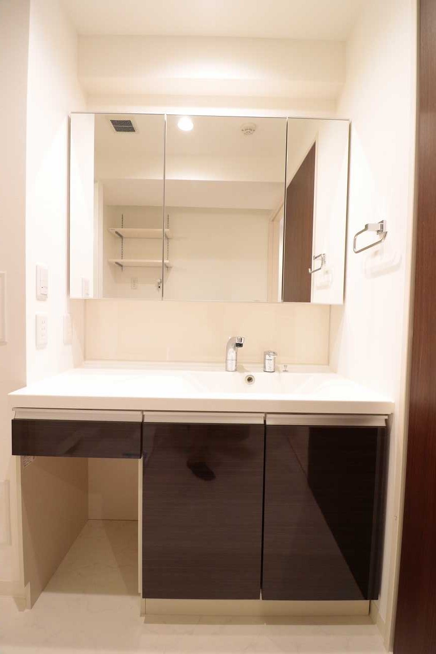 洗面設備　※同物件、別部屋の写真です。