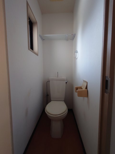 トイレ　同物件別号室の写真です。