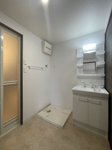 洗面設備　※同室タイプの画像です。内装の色などが異なる場合があります。