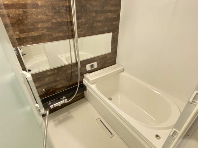 バス・シャワールーム　追焚・乾燥機能付きバスです。