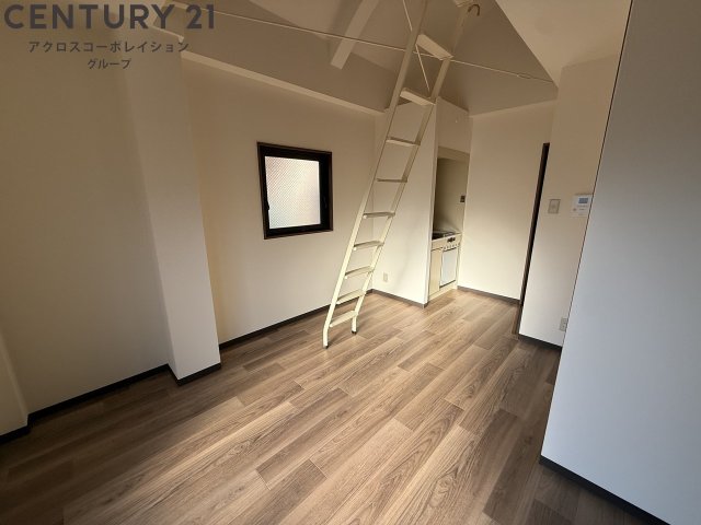 居室・リビング　床色が落ち着いた色合いで、とてもきれいです。