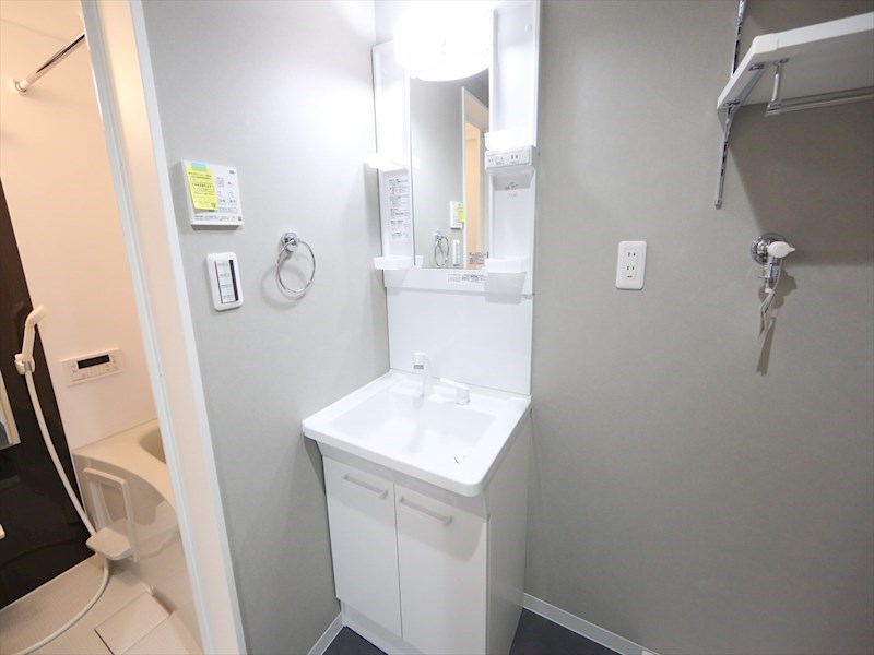 洗面設備　脱衣所　独立洗面台（シャンプードレッサー付）収納スペース有