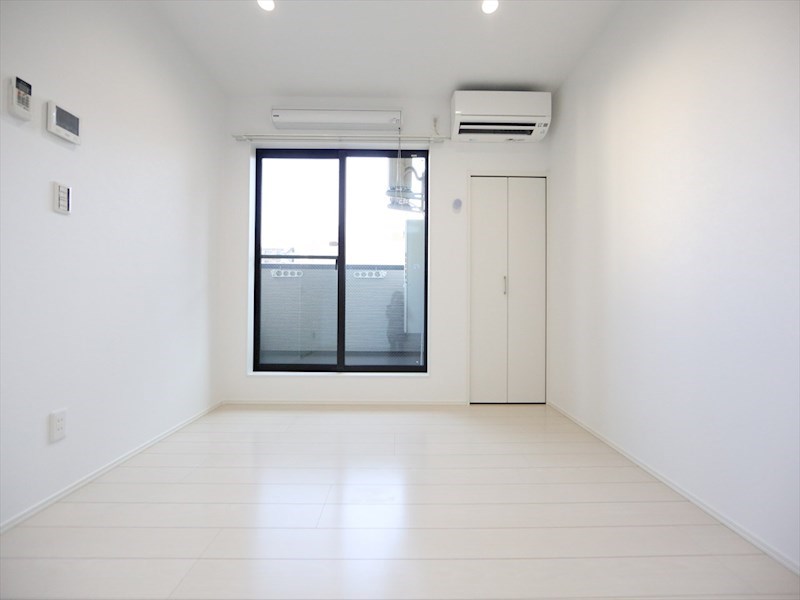 バルコニー　洋室6.1帖　エアコン完備　クローゼット付　バルコニー