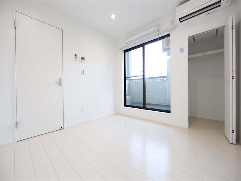 居室・リビング　洋室6.1帖　エアコン完備　クローゼット付　バルコニー