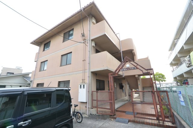 建物外観　敷地内に駐車場あります♪