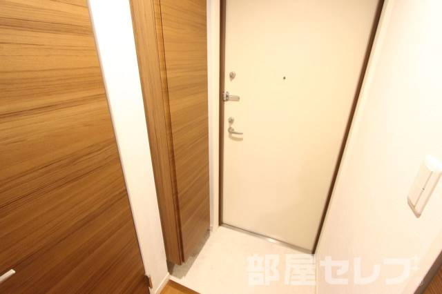 玄関　※ＥＡＳＴ棟２０２号室の写真を流用しています。