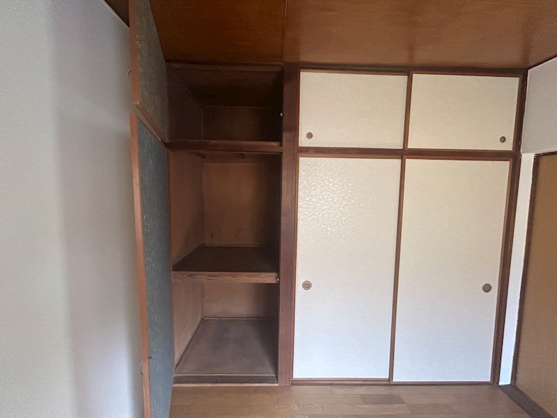 収納　天袋つき。壁一面収納です。押入タイプなので奥行きがあります。