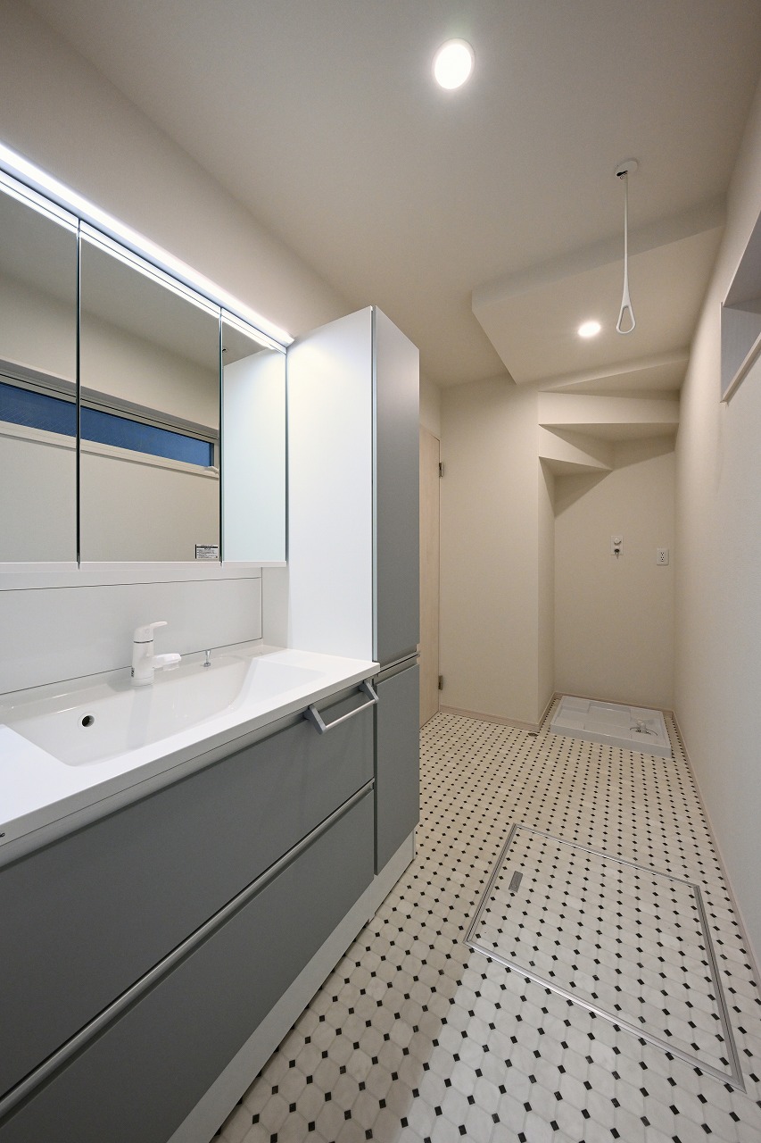 洗面設備　収納たっぷりの独立洗面台です。