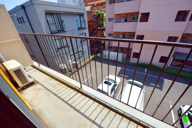 バルコニー　バルコニーは幅があり洗濯干しに便利です