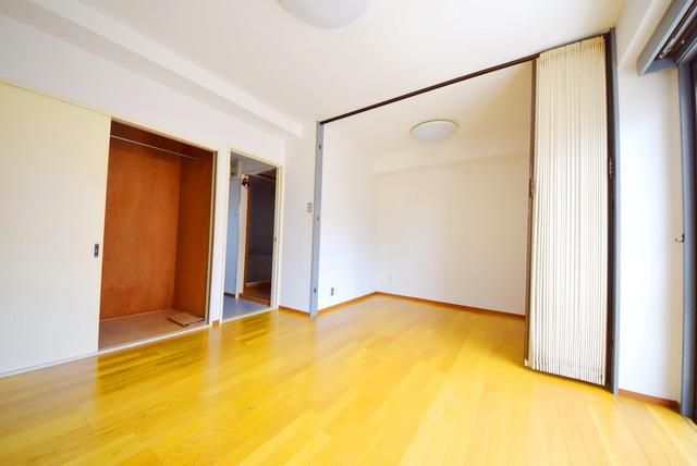 居室・リビング　９．５帖の洋室で収納スペースあり便利です