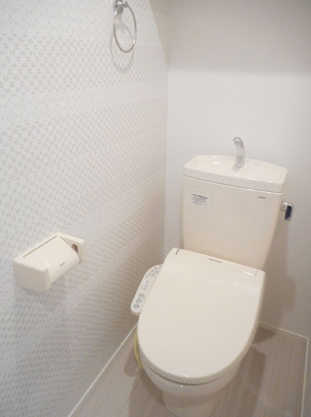 トイレ　温水洗浄機能付トイレ（同一仕様写真）