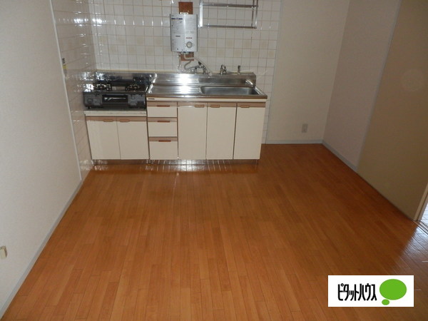 キッチン　瞬間湯沸かし器完備