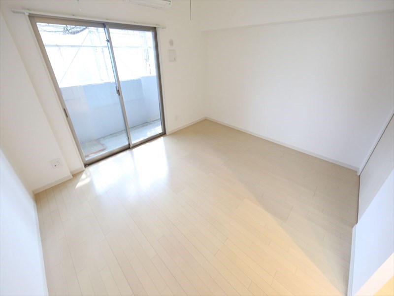 バルコニー　洋室11.3帖　クローゼット　エアコン