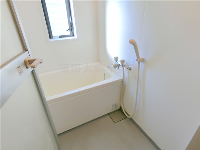 バス・シャワールーム　窓付きのお風呂　バスルーム