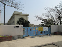 小学校　宝塚市立　安倉小学校（小学校）まで806m