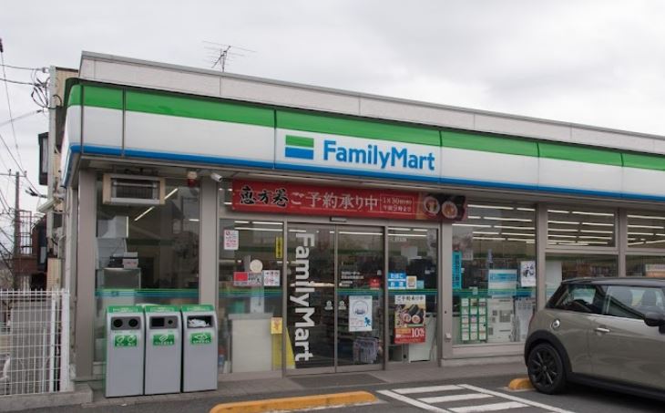 コンビニ　ファミリーマート 世田谷松葉通り店（コンビニ）まで553m