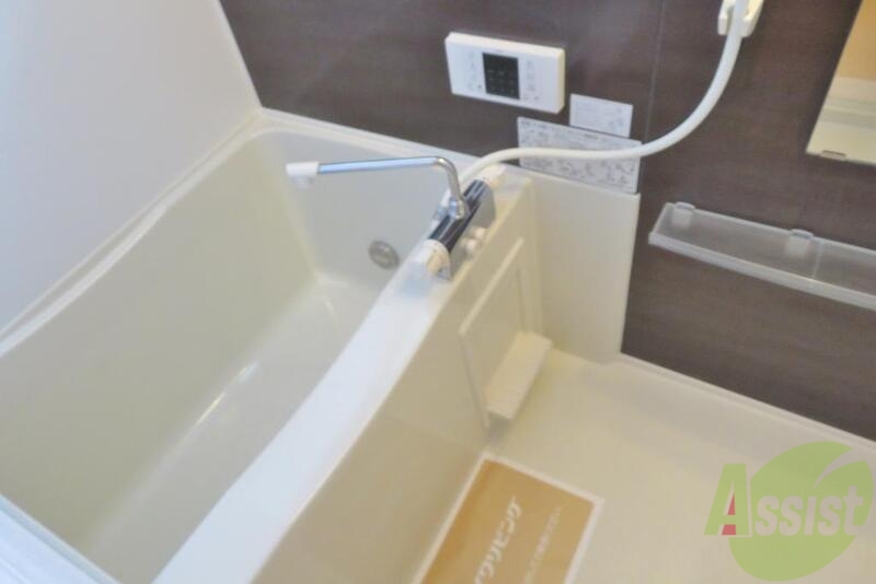 バス・シャワールーム　浴槽と洗い場が広々しているので一日の疲れを癒してくださいー。