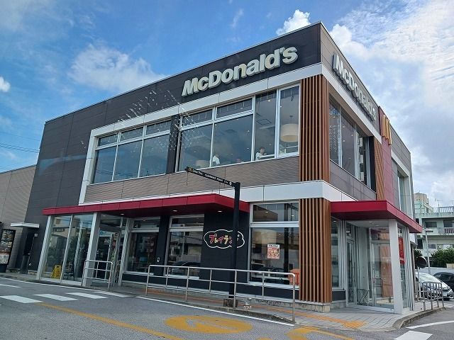 飲食店　マクドナルドコザ十字路店（飲食店）まで1200m