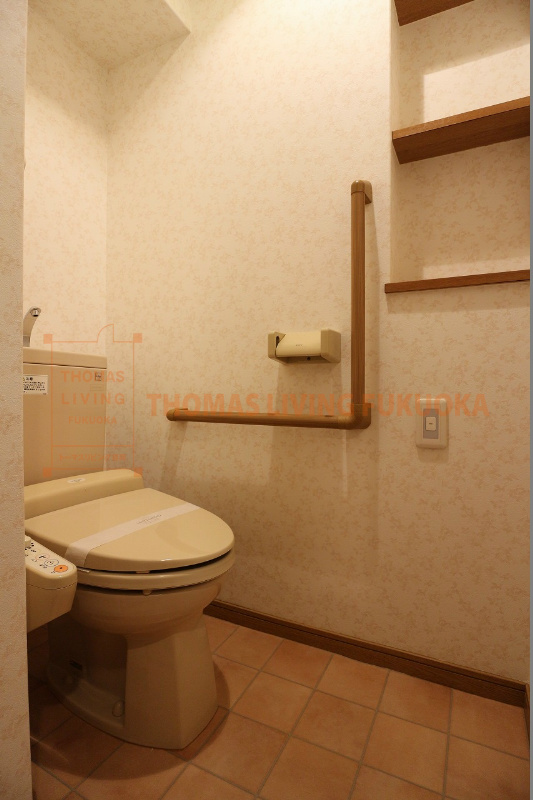 トイレ　収納棚がうれしいですね。