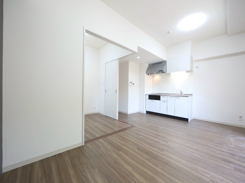 居室・リビング　ＬＤＫ11帖　洋室4帖とつなげても仕切っても使えます