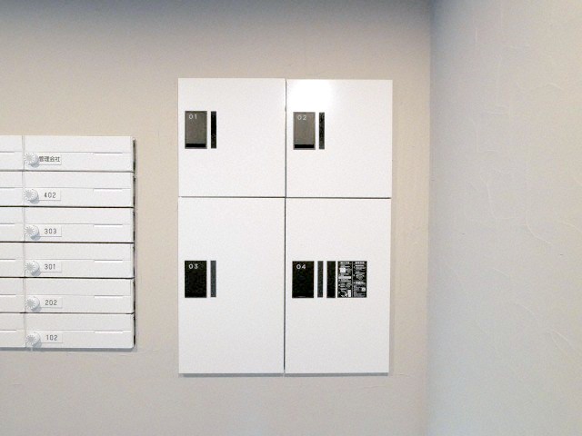 エントランス　留守中でも荷物が受け取れて便利な宅配ＢＯＸ完備しています♪