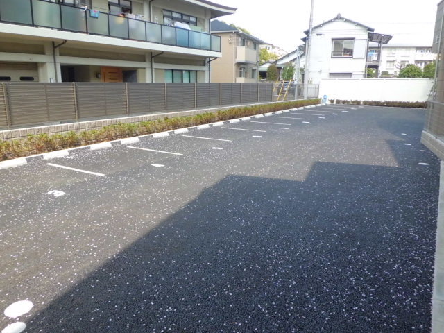 駐車場　ゆったりした駐車場スペース