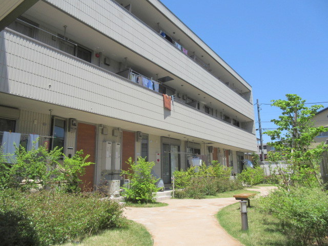 エントランス　自然に交流ができるよう工夫された敷地内