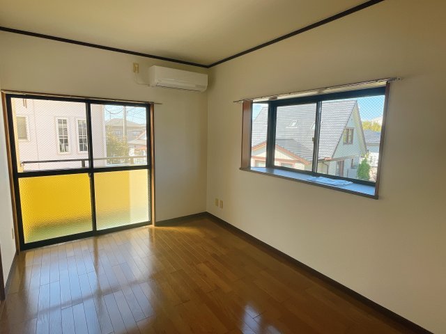 居室・リビング　出窓のある明るい洋室♪