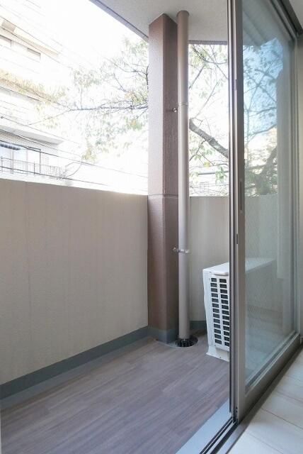 バルコニー　暖かな日差しのふりそそぐバルコニー